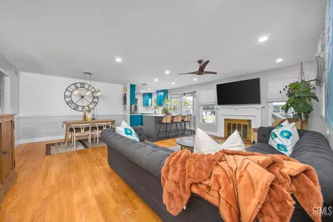 Living - 2500 Cedar St, Bakersfield, CA 93301 photo 1 of 4