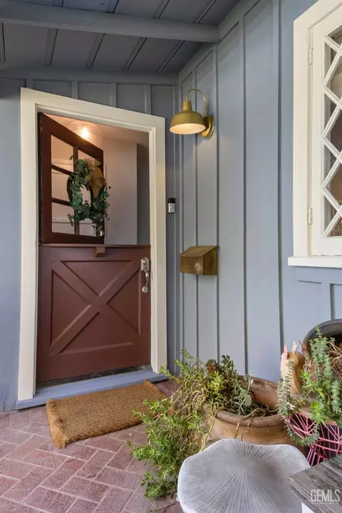 Entry Way - 2500 Cedar St, Bakersfield, CA 93301 photo 1 of 2