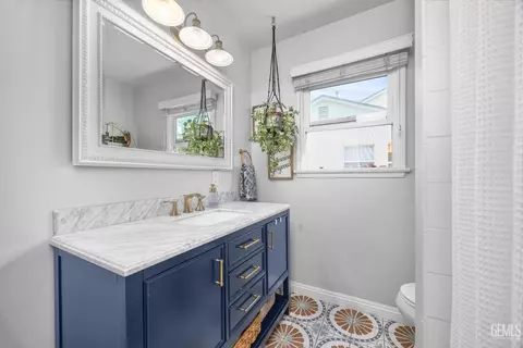 Bath - 2500 Cedar St, Bakersfield, CA 93301 photo 3 of 4