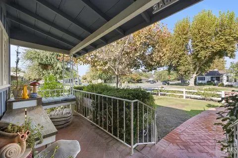 Exterior - 2500 Cedar St, Bakersfield, CA 93301 photo 3 of 10