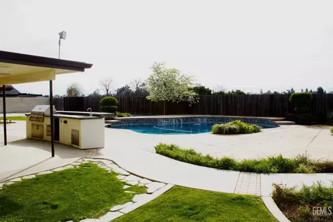 Exterior - 10331 Shellabarger Rd, Bakersfield, CA 93312 photo 7 of 8