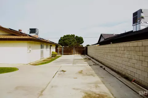 Exterior - 10331 Shellabarger Rd, Bakersfield, CA 93312 photo 5 of 8