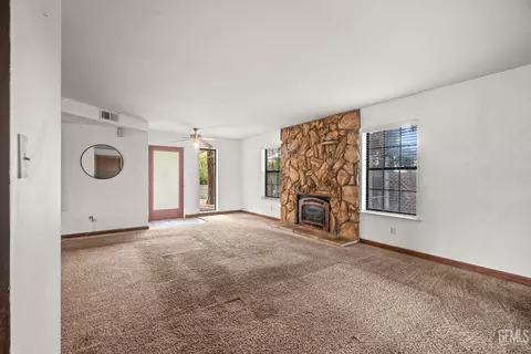 Living - 18260 Alps Dr, Tehachapi, CA 93561 photo 2 of 3