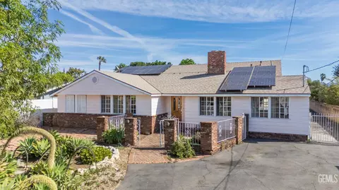 9826 Columbus Ave, North Hills, CA 91343