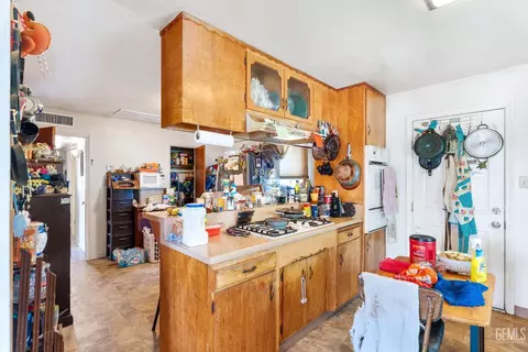 Kitchen - 500 Jackson St, Taft, CA 93268 photo 3 of 4
