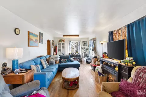 Living - 500 Jackson St, Taft, CA 93268 photo 2 of 3