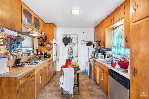 Kitchen - 500 Jackson St, Taft, CA 93268 photo 1 of 4