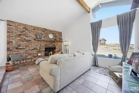 Living - 403 Alpine St, Taft, CA 93268 photo 1 of 4