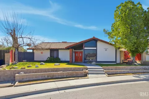 Exterior - 403 Alpine St, Taft, CA 93268 photo 2 of 10