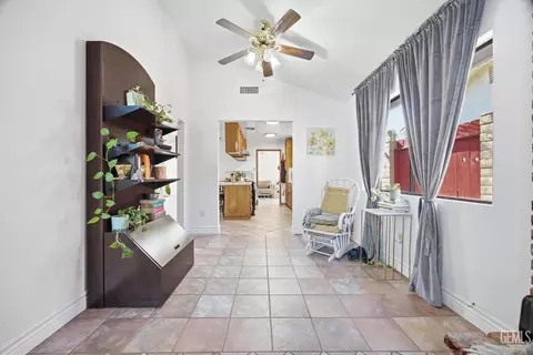 Entry Way - 403 Alpine St, Taft, CA 93268 photo 3 of 10