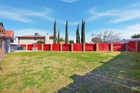 Exterior - 403 Alpine St, Taft, CA 93268 photo 9 of 10