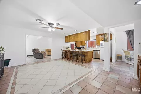 Entry Way - 403 Alpine St, Taft, CA 93268 photo 6 of 10