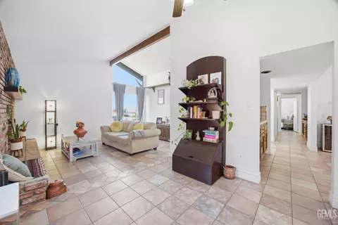 Entry Way - 403 Alpine St, Taft, CA 93268 photo 4 of 10