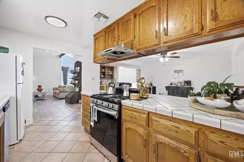Kitchen - 403 Alpine St, Taft, CA 93268 photo 5 of 5