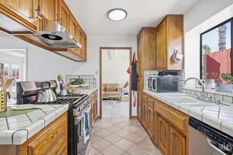Kitchen - 403 Alpine St, Taft, CA 93268 photo 4 of 5