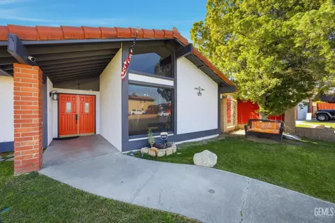 Exterior - 403 Alpine St, Taft, CA 93268 photo 4 of 10