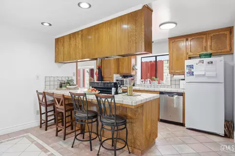 Kitchen - 403 Alpine St, Taft, CA 93268 photo 2 of 5