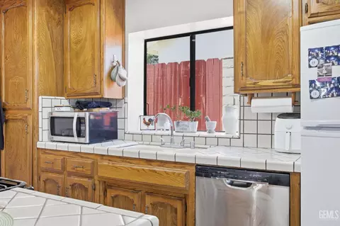 Kitchen - 403 Alpine St, Taft, CA 93268 photo 3 of 5