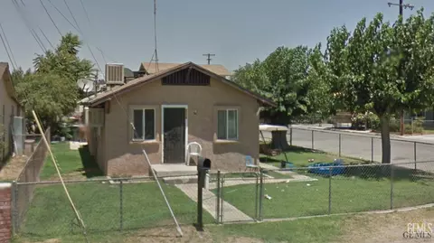 8712 Gail Marie Dr, Lamont, CA 93241