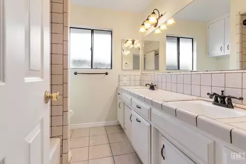 Bath - 3012 Pendleton Ct, Bakersfield, CA 93309 photo 2 of 2