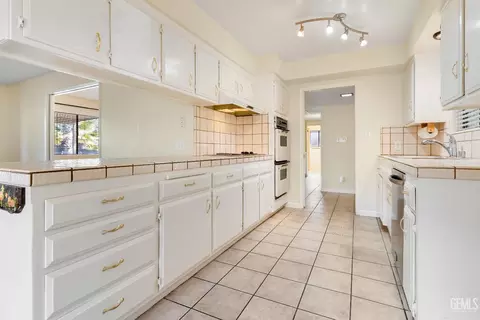 Kitchen - 3012 Pendleton Ct, Bakersfield, CA 93309 photo 3 of 3