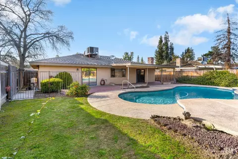 Exterior - 3012 Pendleton Ct, Bakersfield, CA 93309 photo 4 of 5