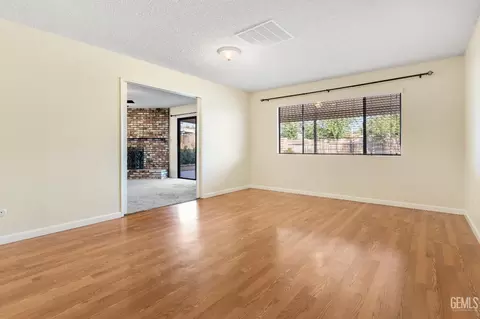 Living - 3012 Pendleton Ct, Bakersfield, CA 93309 photo 4 of 6