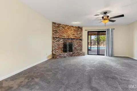 Living - 3012 Pendleton Ct, Bakersfield, CA 93309 photo 2 of 6