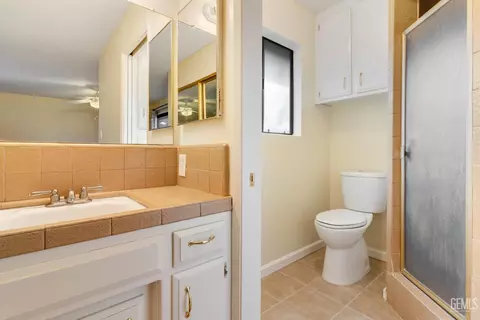 Bath - 3012 Pendleton Ct, Bakersfield, CA 93309 photo 1 of 2