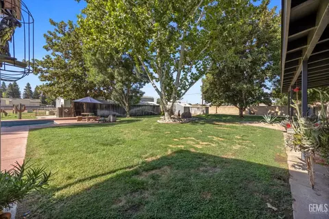 Exterior - 16451 Barton Ln, Bakersfield, CA 93314 photo 14 of 18