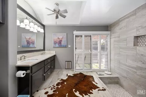 Bath - 16451 Barton Ln, Bakersfield, CA 93314 photo 1 of 5