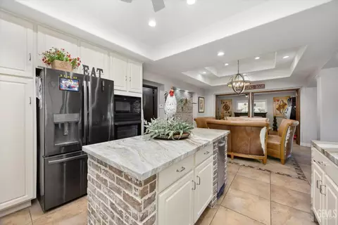 Kitchen - 16451 Barton Ln, Bakersfield, CA 93314 photo 4 of 5