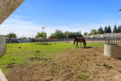 Exterior - 16451 Barton Ln, Bakersfield, CA 93314 photo 16 of 18