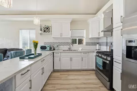 Kitchen - 25473 Barbara St, Arvin, CA 93203 photo 2 of 3