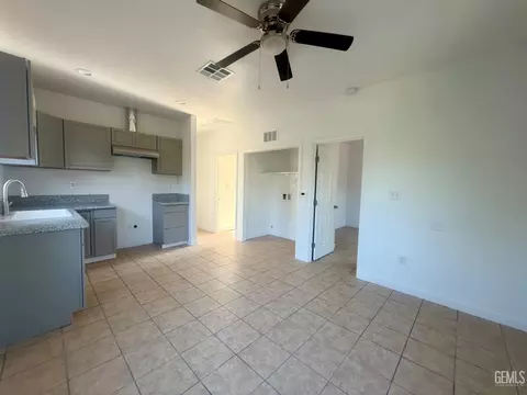 7709 Florence St, Lamont, CA 93241