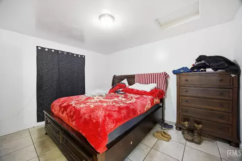 Bedroom - 106 E Warren Ave, Bakersfield, CA 93308 photo 4 of 4