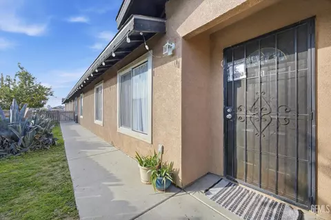Entry Way - 106 E Warren Ave, Bakersfield, CA 93308 photo 1 of 2