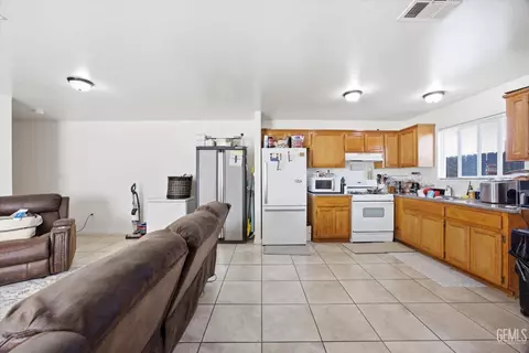 Kitchen - 106 E Warren Ave, Bakersfield, CA 93308 photo 1 of 3