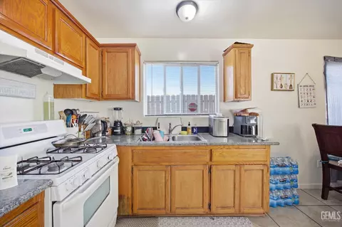 Kitchen - 106 E Warren Ave, Bakersfield, CA 93308 photo 2 of 3