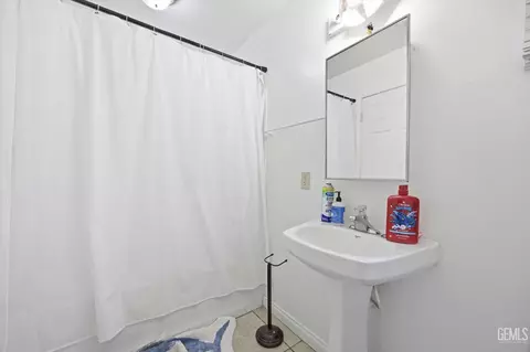 Bath - 106 E Warren Ave, Bakersfield, CA 93308 photo 3 of 3