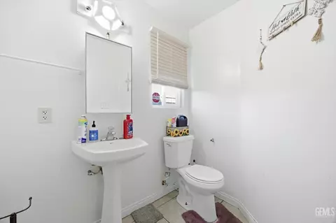 Bath - 106 E Warren Ave, Bakersfield, CA 93308 photo 2 of 3