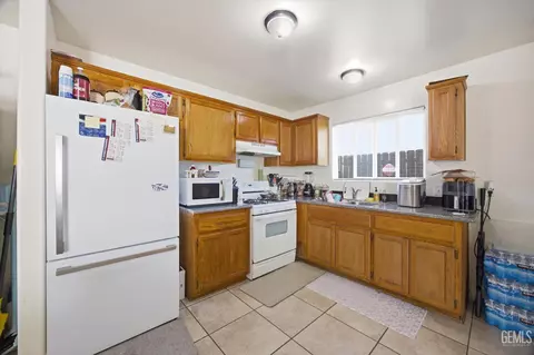 Kitchen - 106 E Warren Ave, Bakersfield, CA 93308 photo 3 of 3