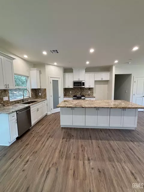 Kitchen - 22381 Vaquero Dr, Tehachapi, CA 93561 photo 2 of 7