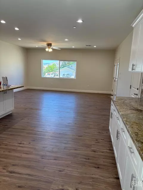 Living - 22381 Vaquero Dr, Tehachapi, CA 93561 photo 1 of 1
