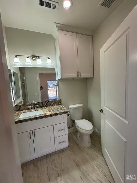 Bath - 22381 Vaquero Dr, Tehachapi, CA 93561 photo 2 of 4