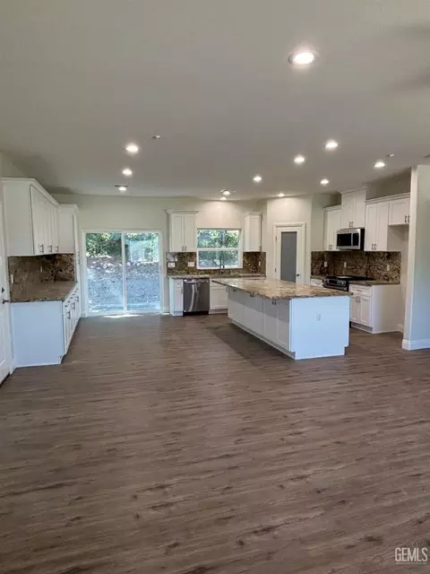 Kitchen - 22381 Vaquero Dr, Tehachapi, CA 93561 photo 3 of 7