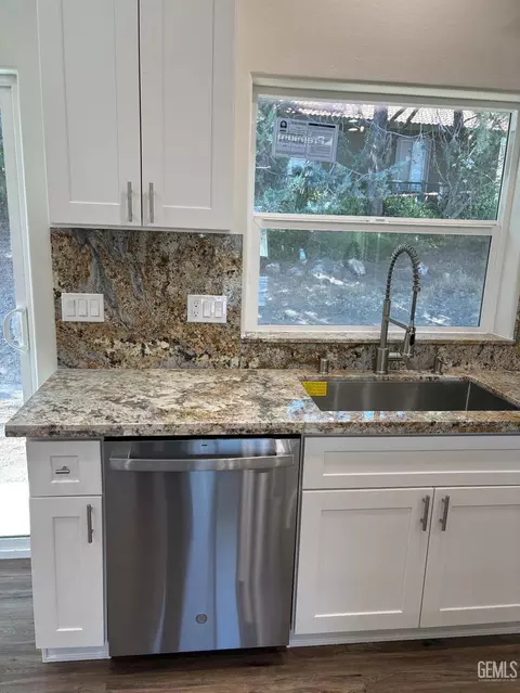 Kitchen - 22381 Vaquero Dr, Tehachapi, CA 93561 photo 5 of 7