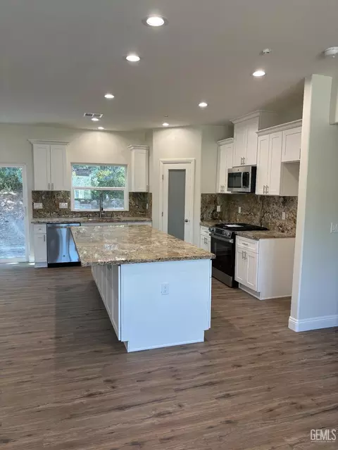 Kitchen - 22381 Vaquero Dr, Tehachapi, CA 93561 photo 4 of 7