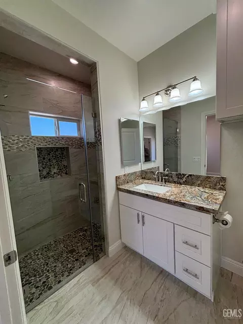 Bath - 22381 Vaquero Dr, Tehachapi, CA 93561 photo 3 of 4