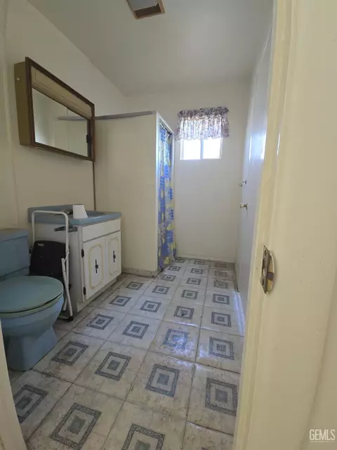 Bath - 6165 Bonikell, Weldon, CA 93283 photo 2 of 2